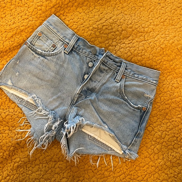 Levi’s 501 cutoff Jean shorts size 25 - Picture 1 of 3